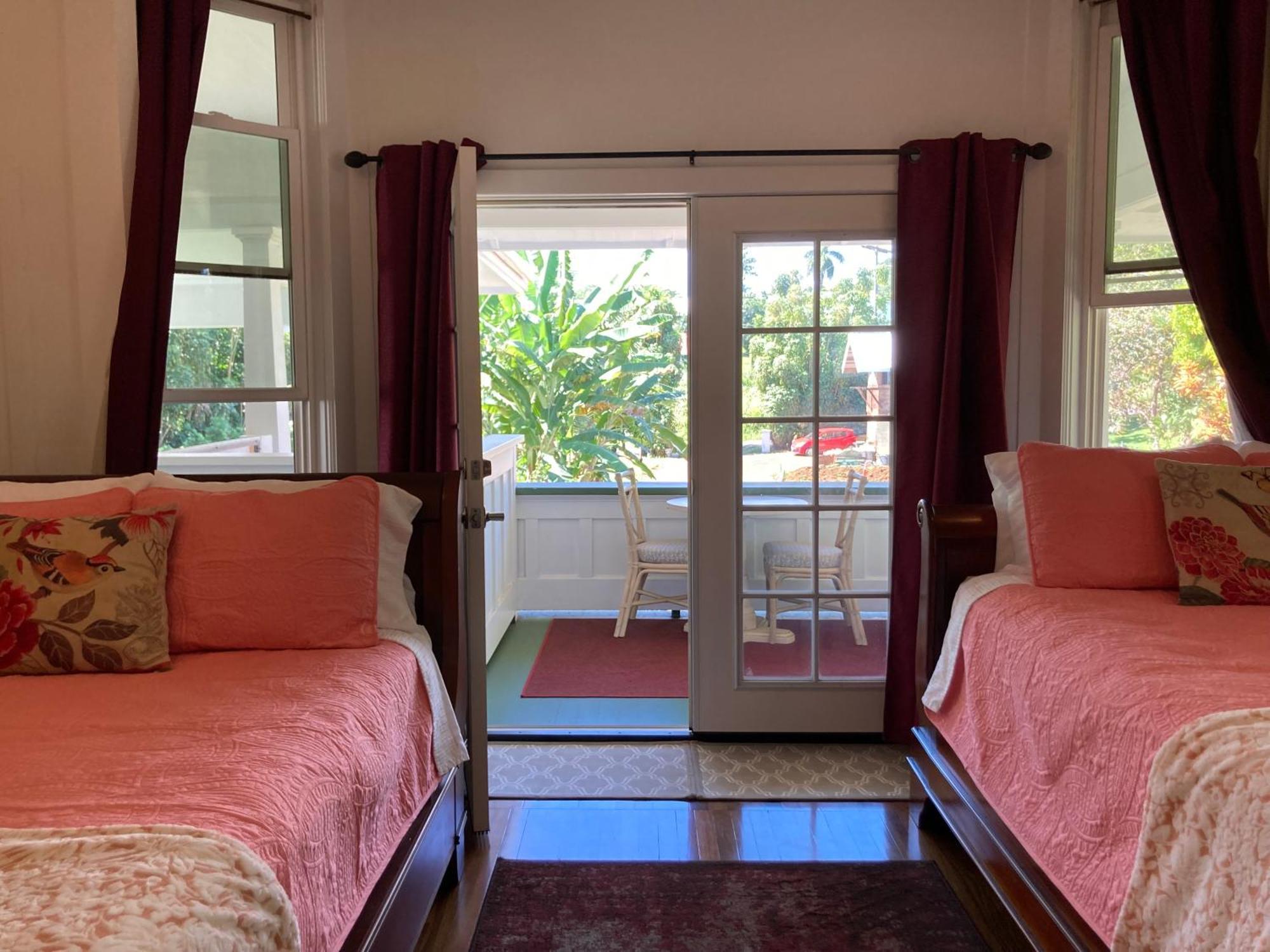Hilo Bay Oceanfront Bed And Breakfast Esterno foto
